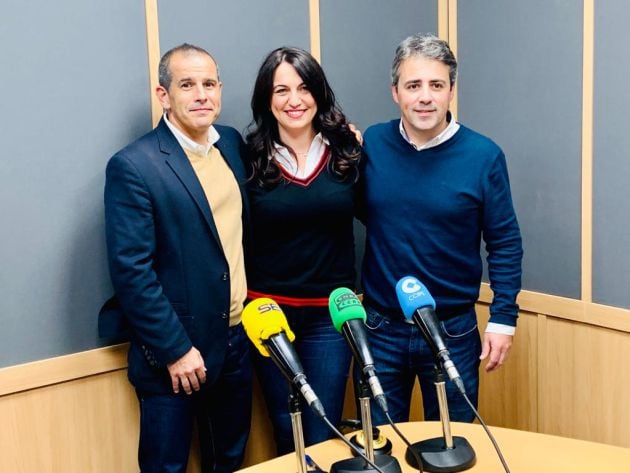 De derecha a izquierda: Denis Rodríguez, Luz Sigüenza y Carlos Arcaya, en una foto realizada en febrero de 2020 antes del Día Mundial de la Radio del año pasado