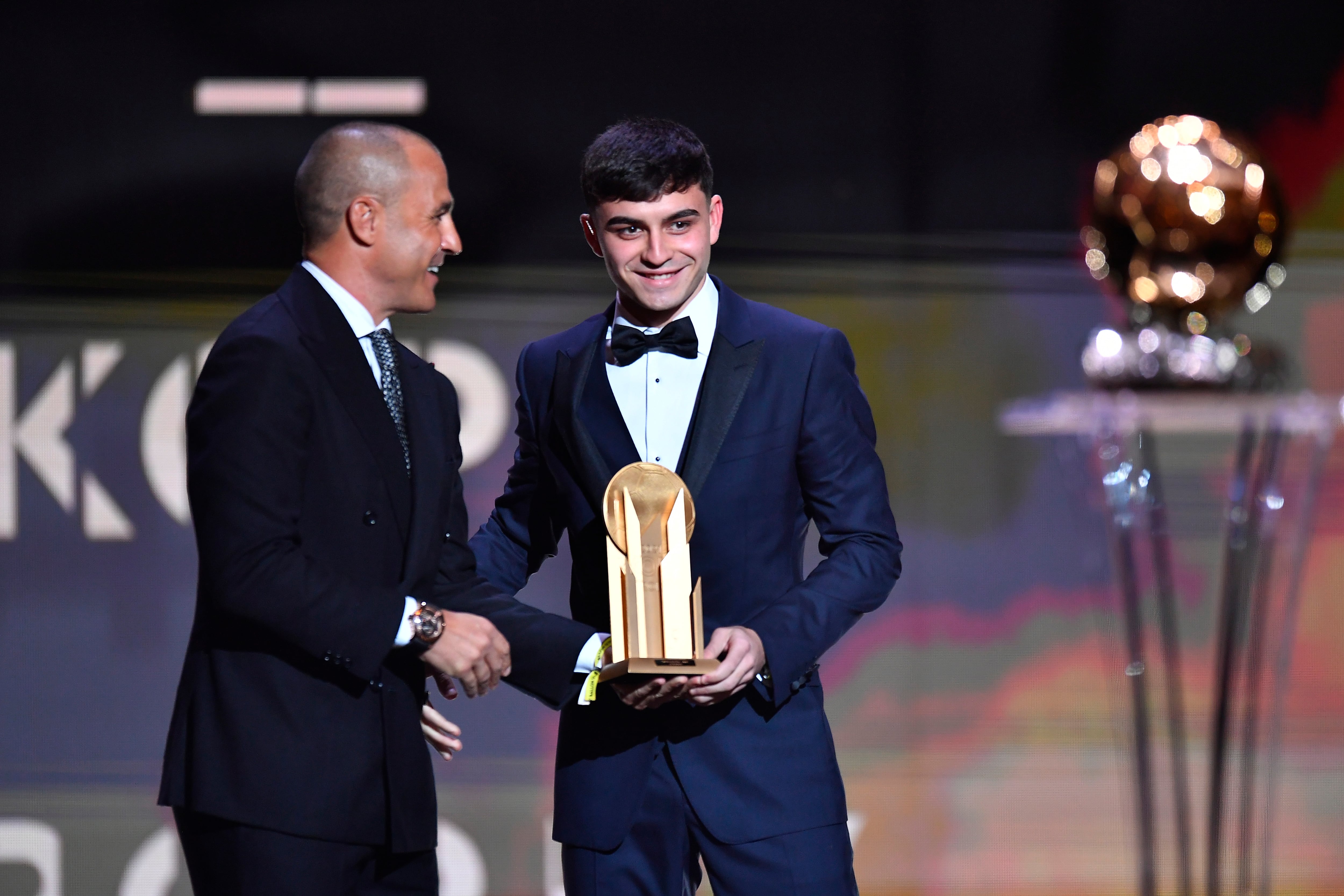 Gavi gana el Trofeo Kopa en 2022 durante la gala del Balón de Oro. (Photo by Aurelien Meunier/Getty Images)