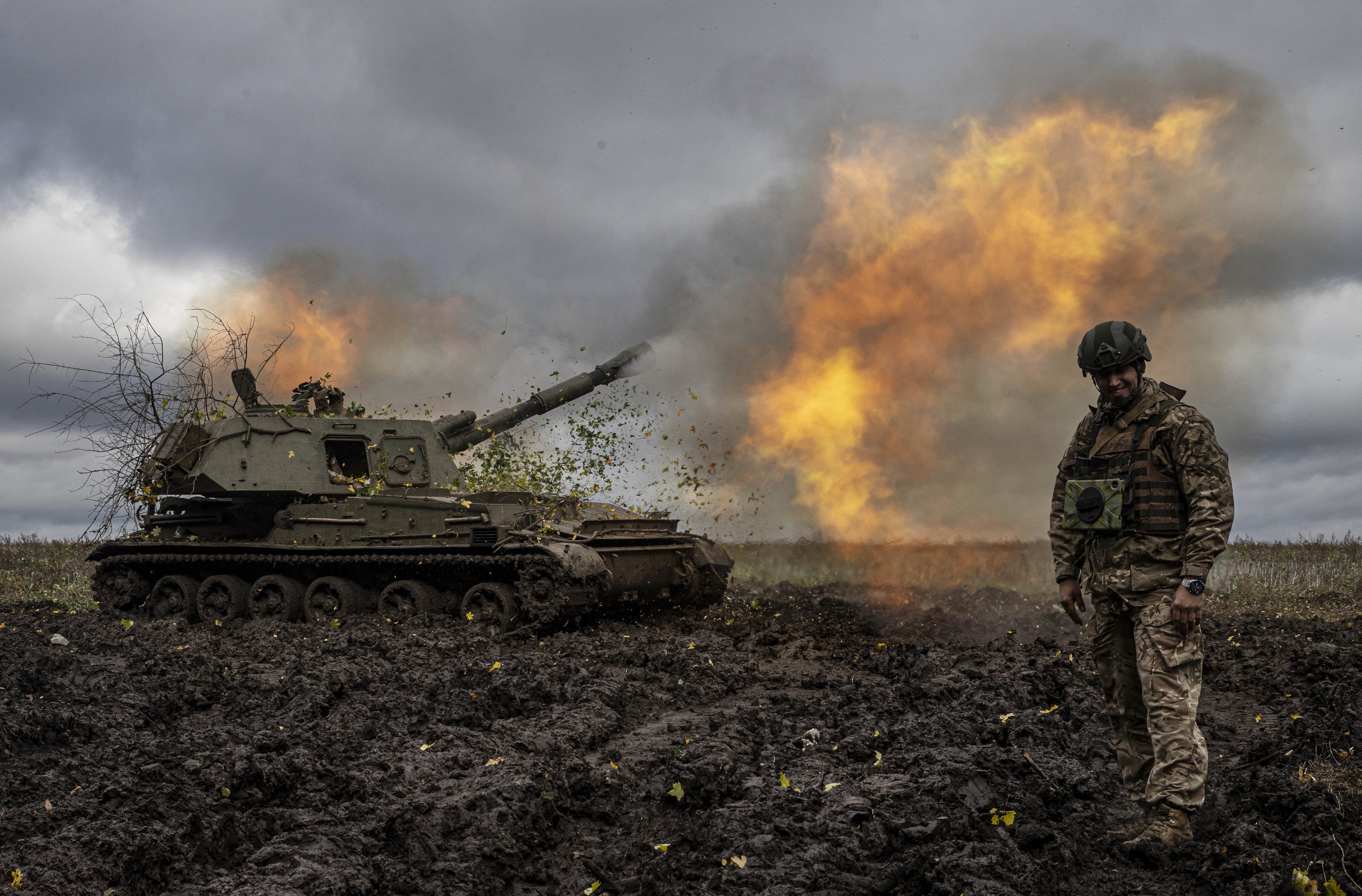 Un soldado de Ucrania junto a un tanque que dispara contra las líneas rusas en Donetsk.