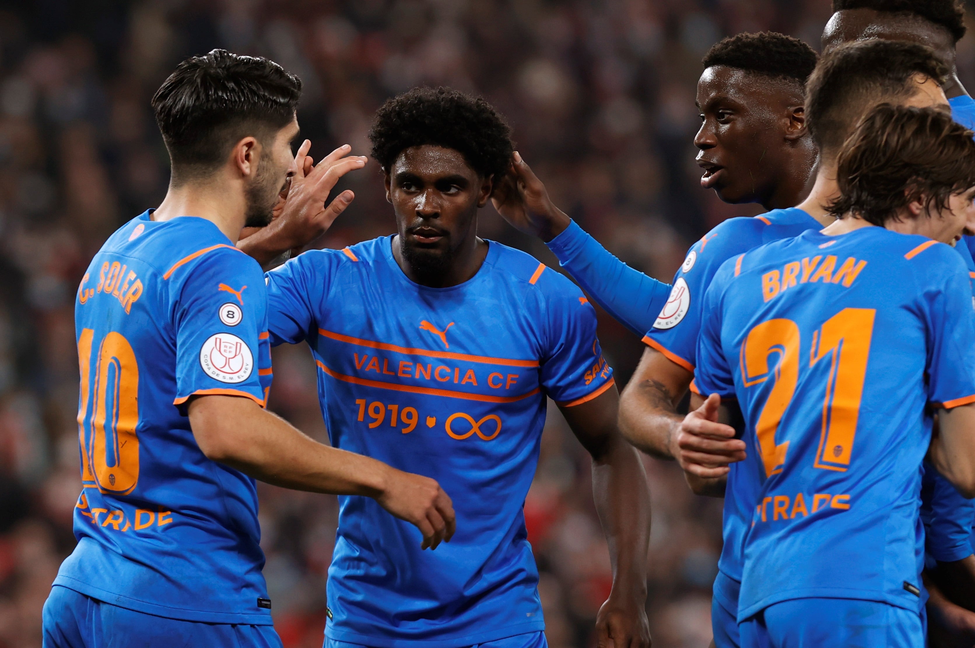 ***CORRIGE FOTÓGRAFO*** GRAF5533. BILBAO, 10/02/2022.- Los jugadores del Valencia CF celebran el gol de Hugo Duro, durante el partido de ida de semifinales de la Copa del Rey que Athletic Club y Valencia CF disputan este jueves en el estadio de San Mamés. EFE/Miguel Toña