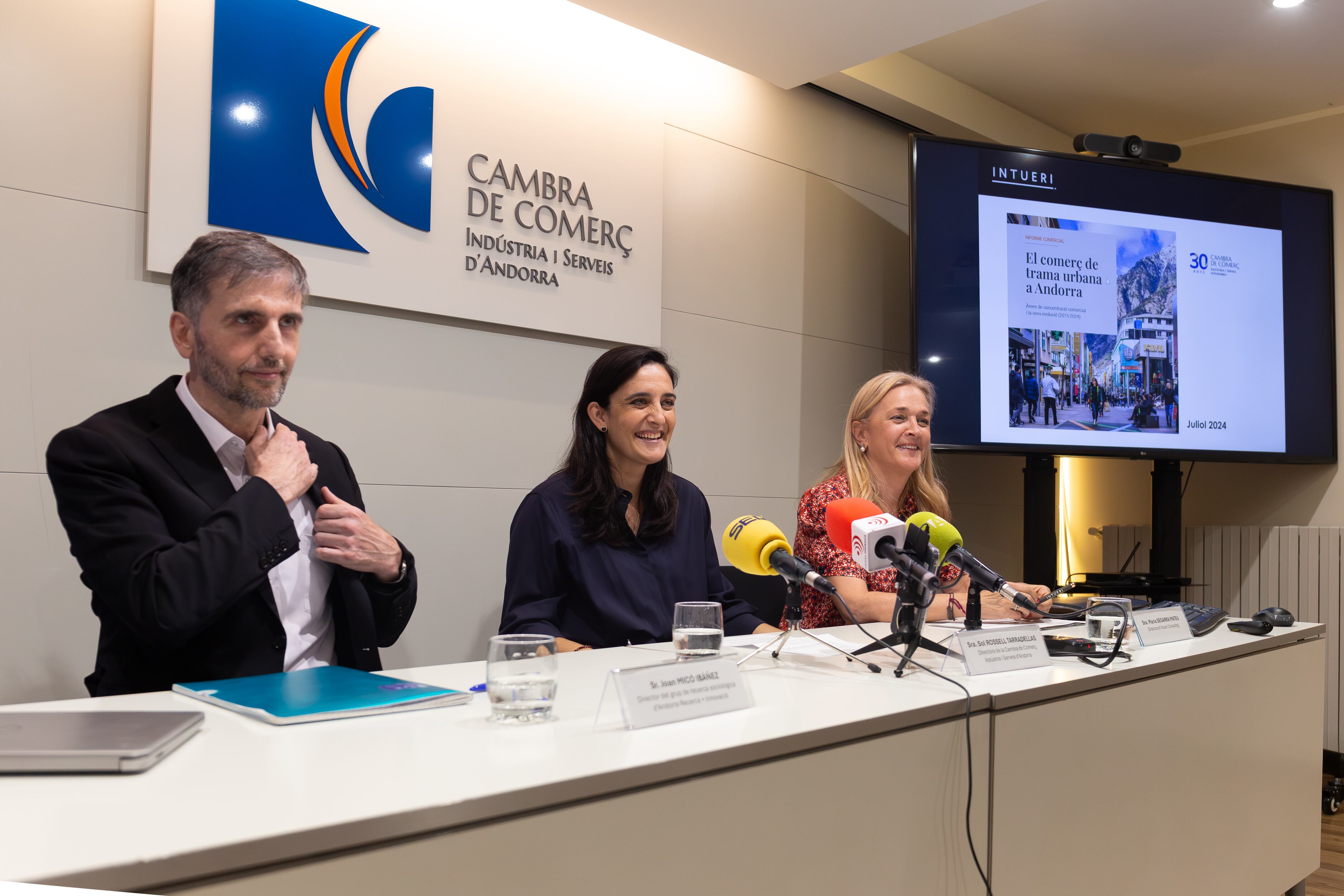 La directora de la Cambra de Comerç, Sol Rossell, amb el director de sociologia de l&#039;AR+I, i la directora d&#039;Intueri Consulting, Maria Segarra