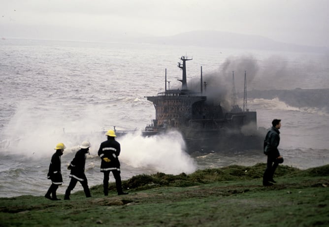 El petrolero griego &#039;Mar Egeo&#039;, que transportaba 79.300 toneladas de crudo, embarrancó en las proximidades de la Torre de Hércules (A Coruña) en diciembre de 1992