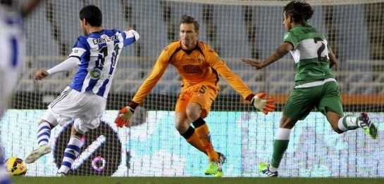 El jugador mexicano de la Real Sociedad Carlos Vela marca su segundo gol ante el Elche.