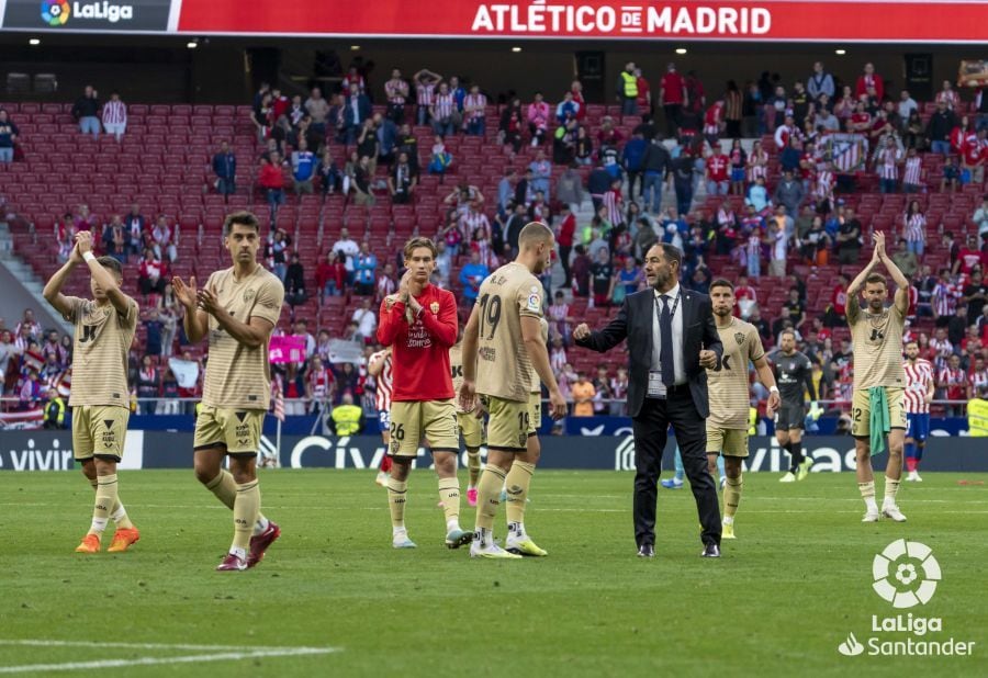 El equipo saludando a la afición después de buscar el empate en el Metropolitano.