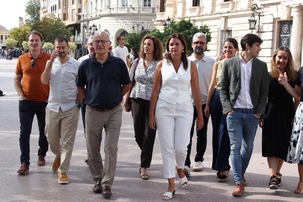 Joan Ribo y Sandra Gómez, junto al resto de concejales de Compromís y PSPV