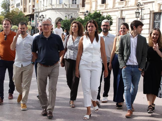 Joan Ribo y Sandra Gómez, junto al resto de concejales de Compromís y PSPV