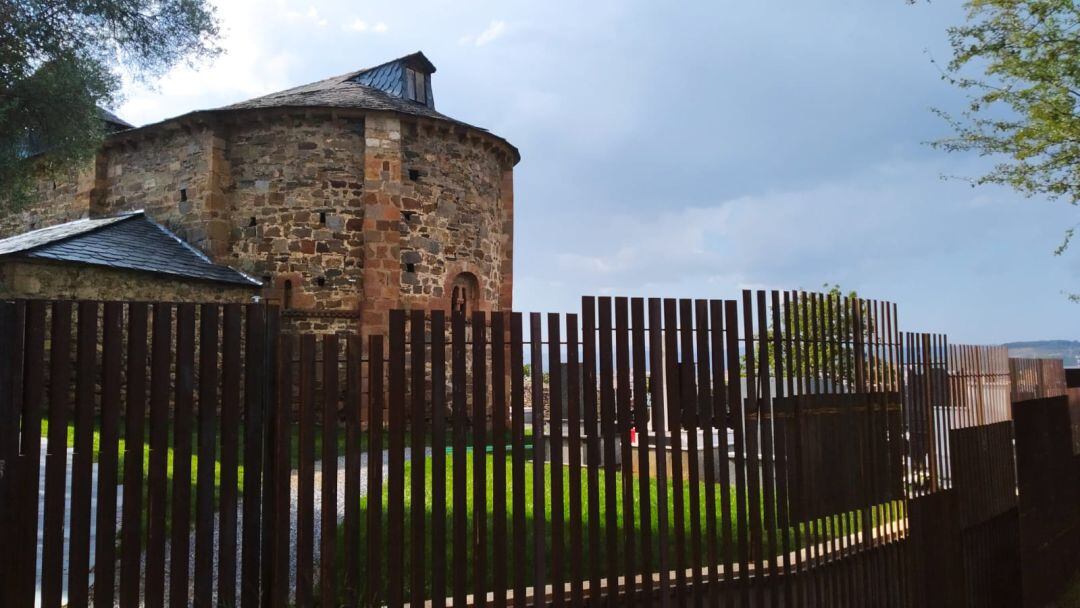 Valla de la iglesia de Santa María de Vizbayo tras la rehabilitación.