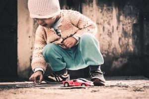 Niño jugando con un coche