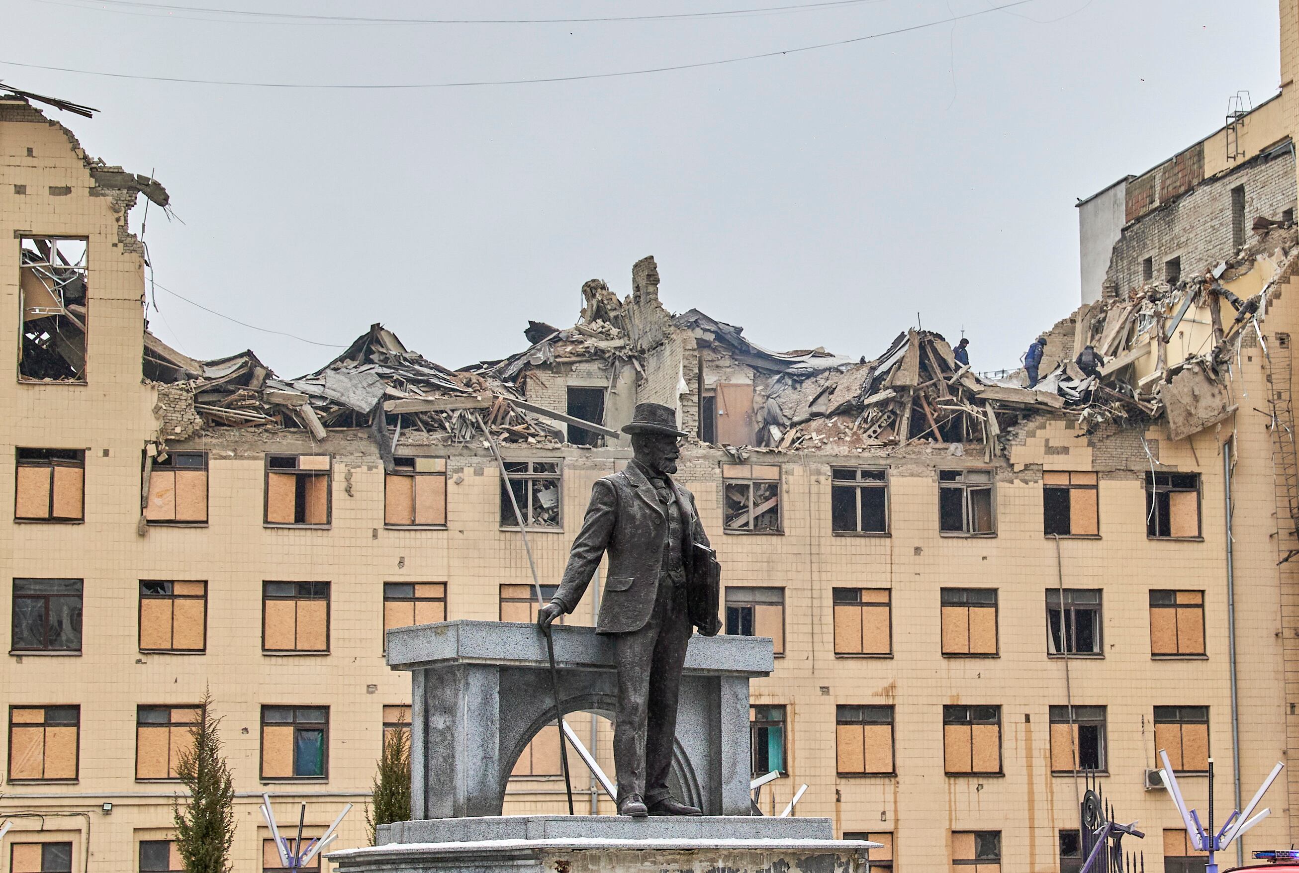 Kharkiv (Ukraine), 05/02/2023.- The statue of architect Alexei Beketov in front of a damaged building of the Kharkiv National University of Urban Economy following a missile strike in Kharkiv, northeastern Ukraine, 05 February 2023, amid Russia&#039;s invasion. At least four people were injured after two Russian missiles hit downtown Kharkiv on 05 February, the head of the Kharkiv regional military administration, Oleg Sinegubov wrote on telegram. Kharkiv and surrounding areas have been the target of heavy shelling since February 2022, when Russian troops entered Ukraine starting a conflict that has provoked destruction and a humanitarian crisis. (Rusia, Ucrania) EFE/EPA/SERGEY KOZLOV
