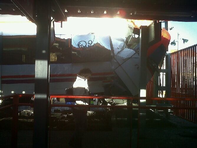 Imatge del tren que ha xocat contra un topall a l'estació de Mataró