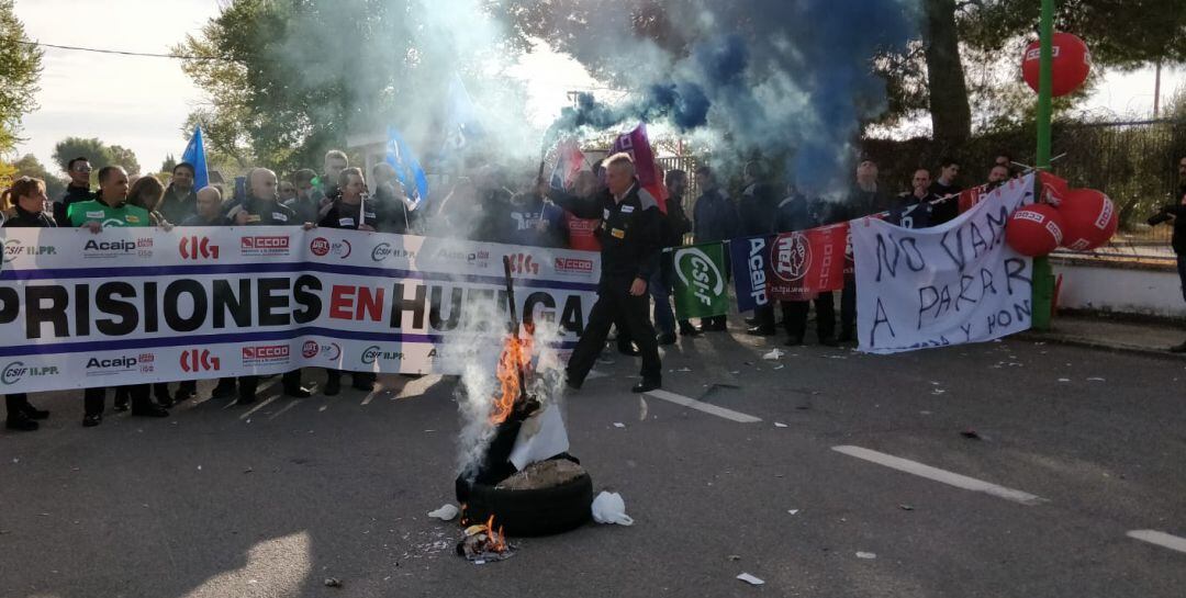 Los trabajadores, durante la manifestación del personal de prisiones en Herrera de la Mancha (Ciudad Real) 