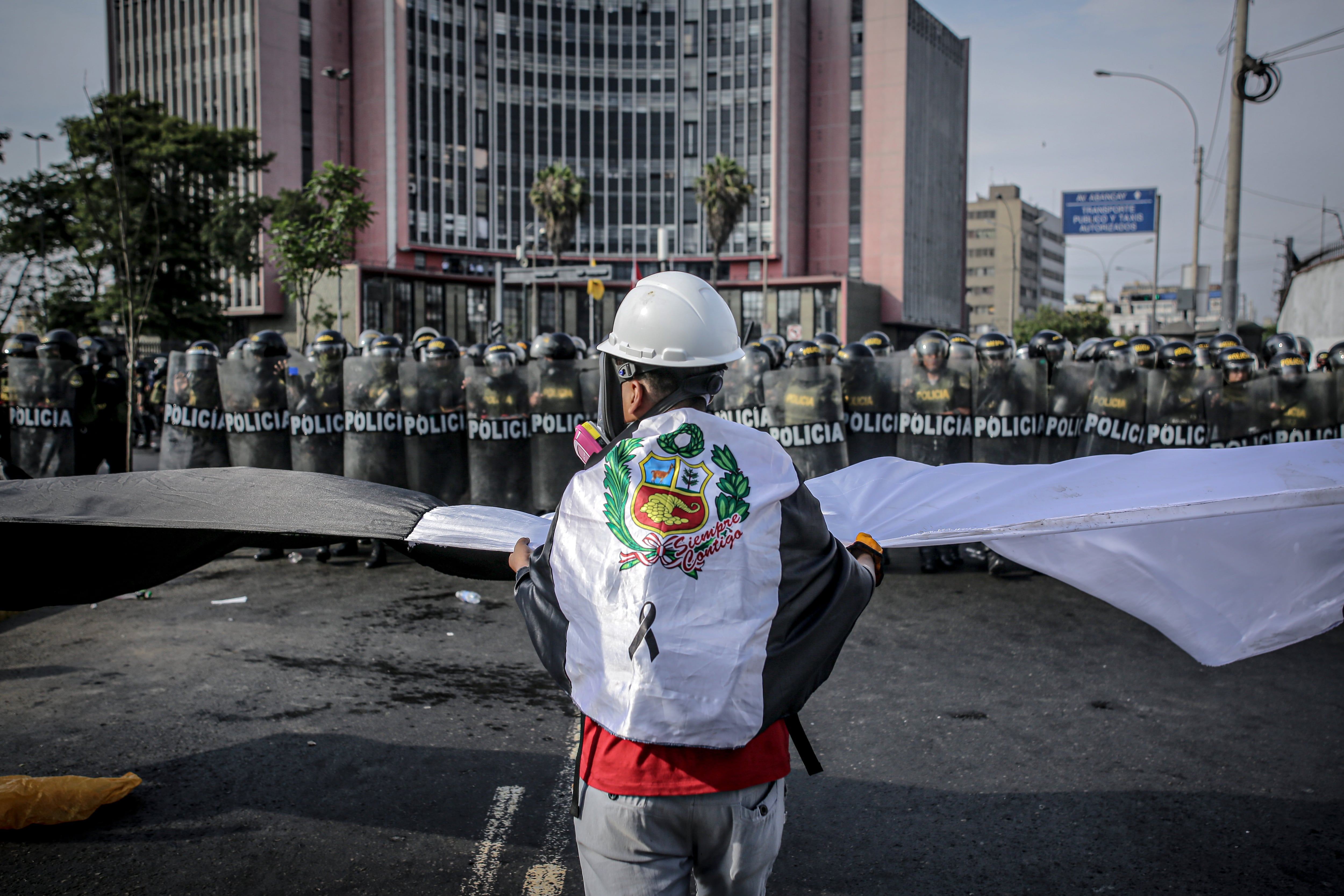 Manifestantes enfrentan a miembros de la Policía durante la &quot;toma de Lima&quot;, en Lima (Perú). EFE/ STR