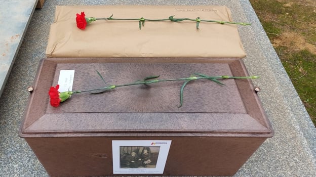 Urnas con los restos de los dos ejecutados por el franquismo que han sido entregados a sus familias