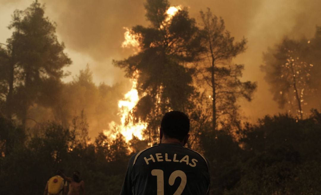 Un vecino de la localidad griga de Pefki, afectado por los incendios de Grecia.