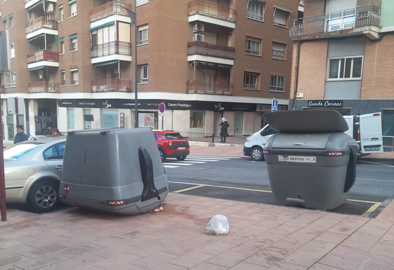 Contenedor volcado en la calle Sigüenza