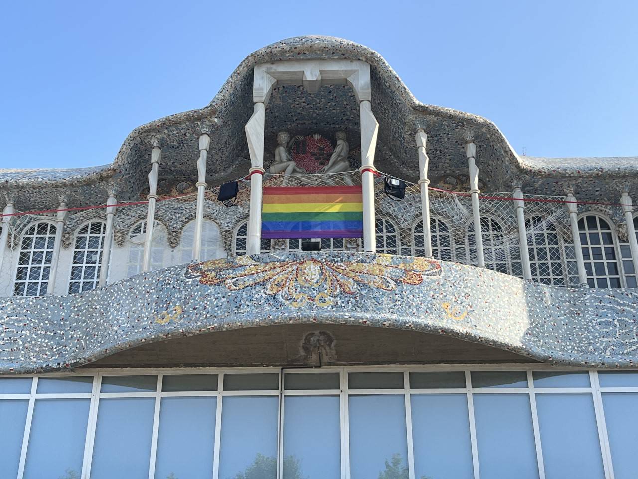 La bandera LGTBI en la asamblea de Murcia