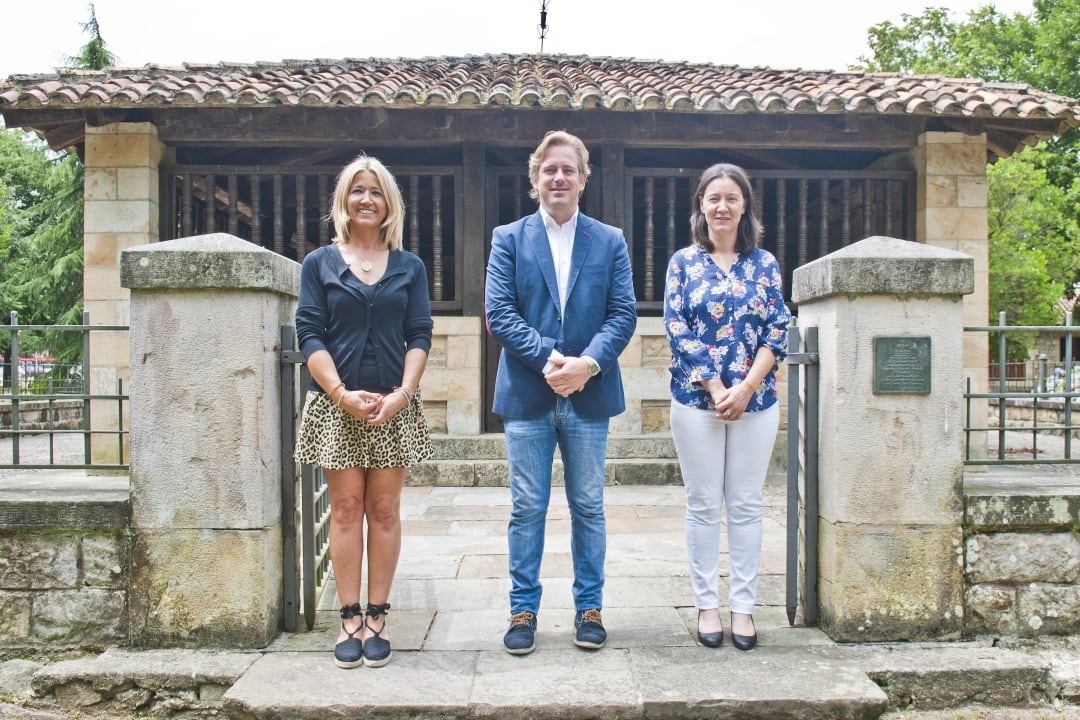 El alcalde Pablo Diestro junto a las concejalas de Cultura y Festejos