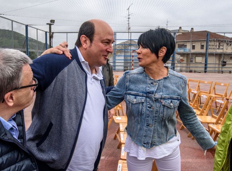 Andoni Ortuzar, presidente del PNV, saluda a Maddalen Iriarte, portavoz de EH Bildu en el Parlamento Vasco, al finalizar el Ibilaldia (fiesta de las ikastolas de Bizkaia) que acoge este año la ikastola Bihotz Gaztea, de Santurtzi 