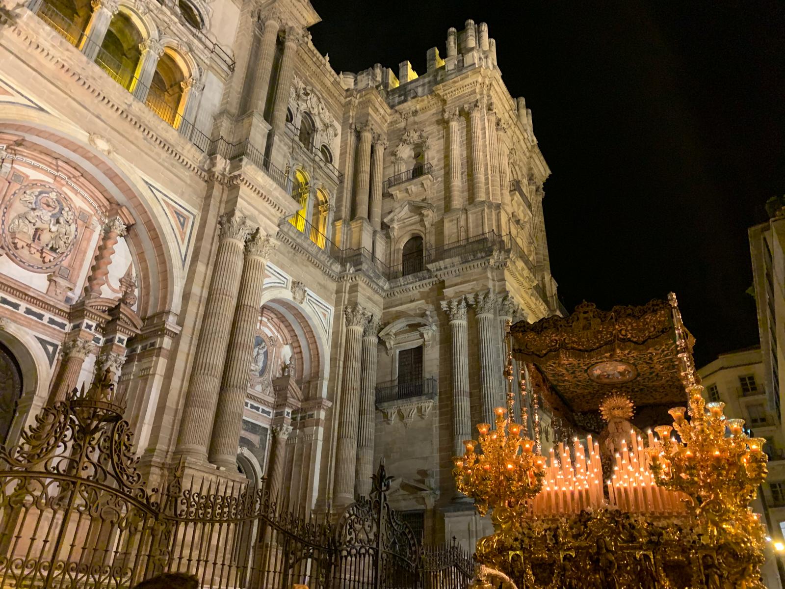 La Esperanza ante la Catedral de Málaga