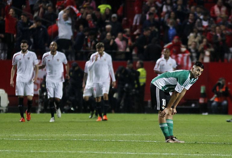 El centrocampista del Betis Daniel Ceballos se lamenta tras encajar su equipo el segundo gol sevillista 