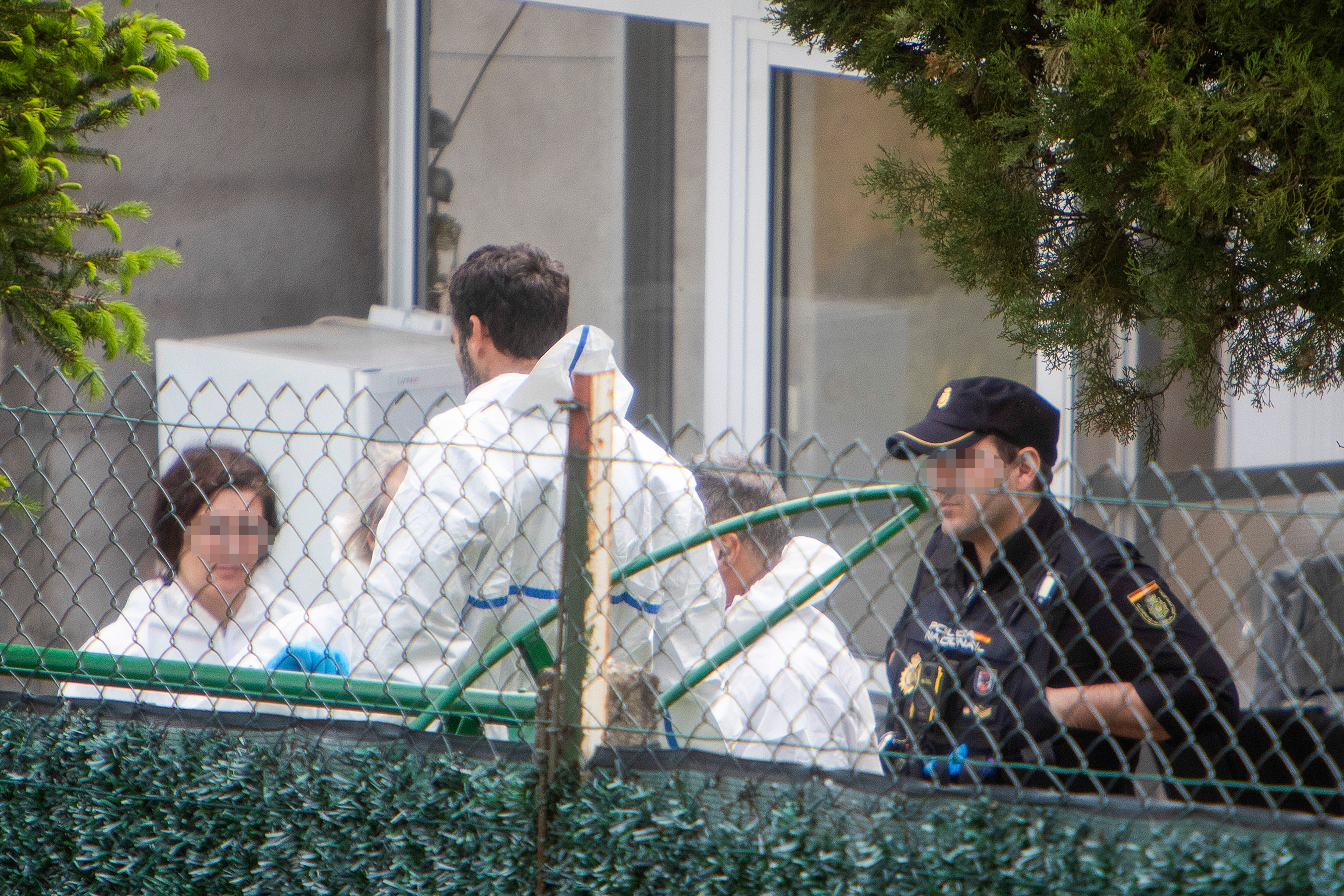 VIGO, 03/04/2024.- Miembros de la Policía trabajan en el lugar donde un hombre de 63 años y diagnosticado con una enfermedad mental ha sido detenido en relación con la muerte violenta de su hermana este miércoles, en la calle Curros de Vigo, en el barrio de Lavadores. La mujer, de 71 años, presentaba una herida por arma blanca en el cuello. EFE / Salvador Sas
