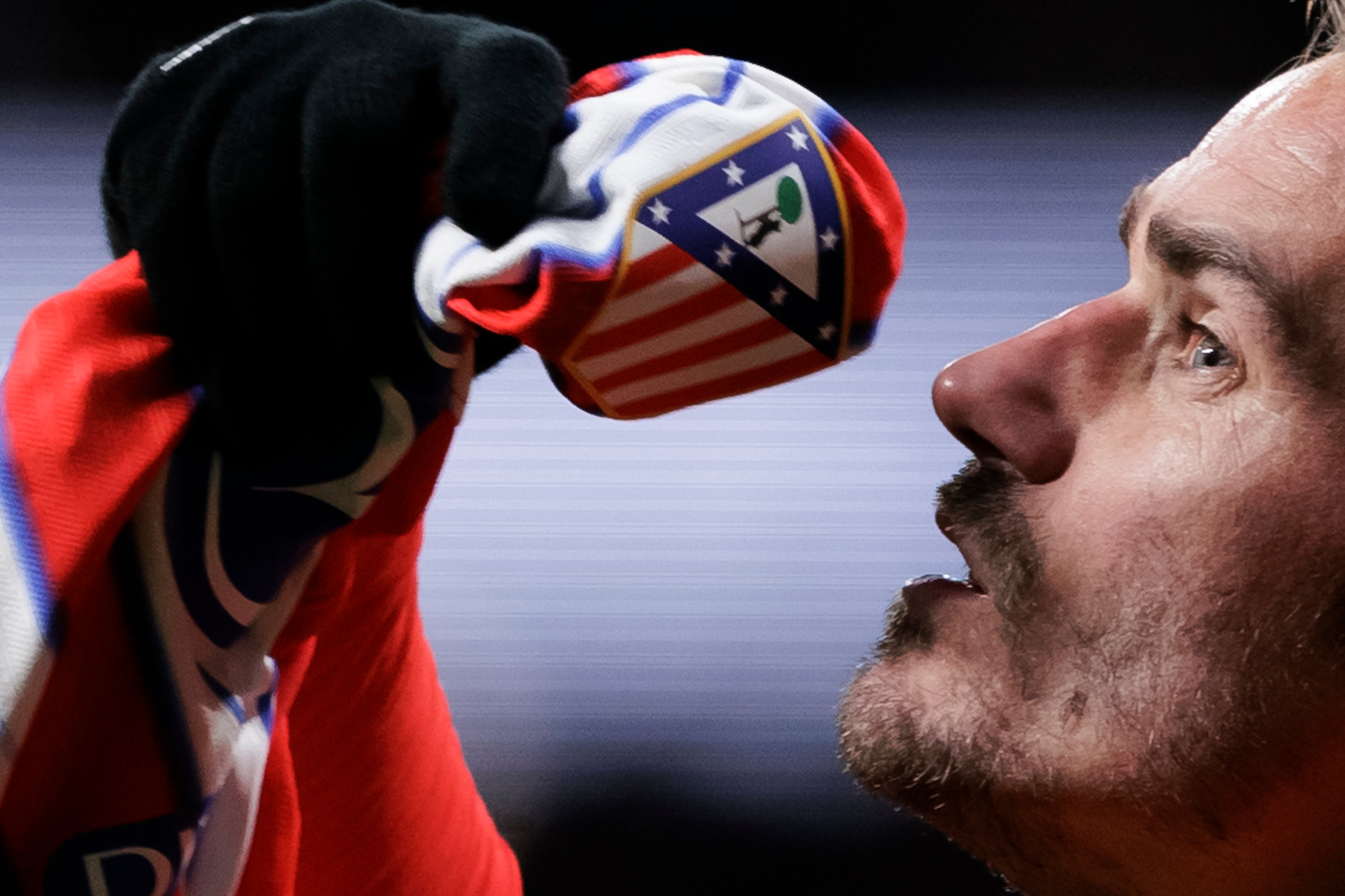 Antoine Griezmann besa el escudo del Atlético de Madrid durante el partido ante el Sevilla en el Metropolitano