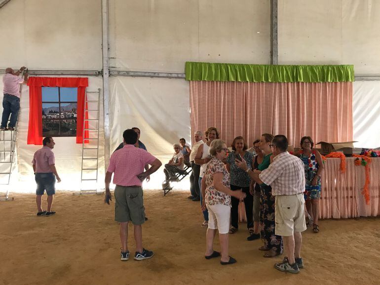 La delegada municipal de Fiestras y Tradiciones Populares, Mª José Sánchez, durante su visita al recinto ferial Ángel Harillo.