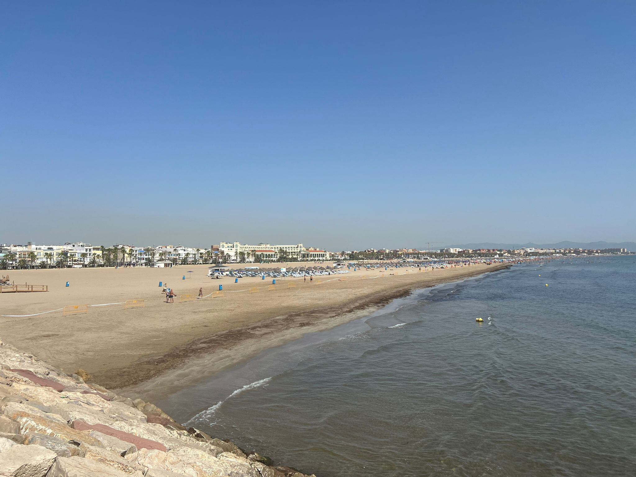 Reabierta al baño la playa del Cabanyal en València tras analizar el agua por la mancha de algas en la orilla