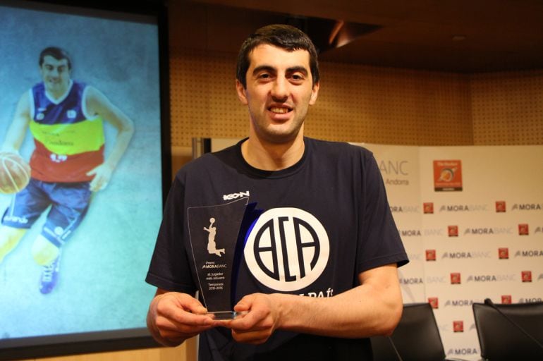 Shermadini amb el trofeu de jugador més solvent de la temporada.