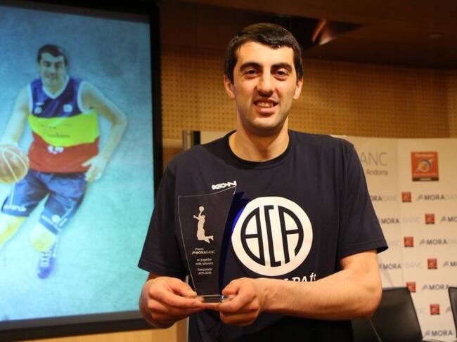 Shermadini amb el trofeu de jugador més solvent de la temporada.