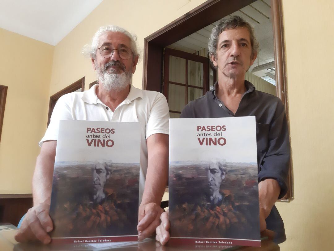 Pepe Basto y Rafael Benítez, con sendos ejemplares de &quot;Paseos antes del vino&quot;