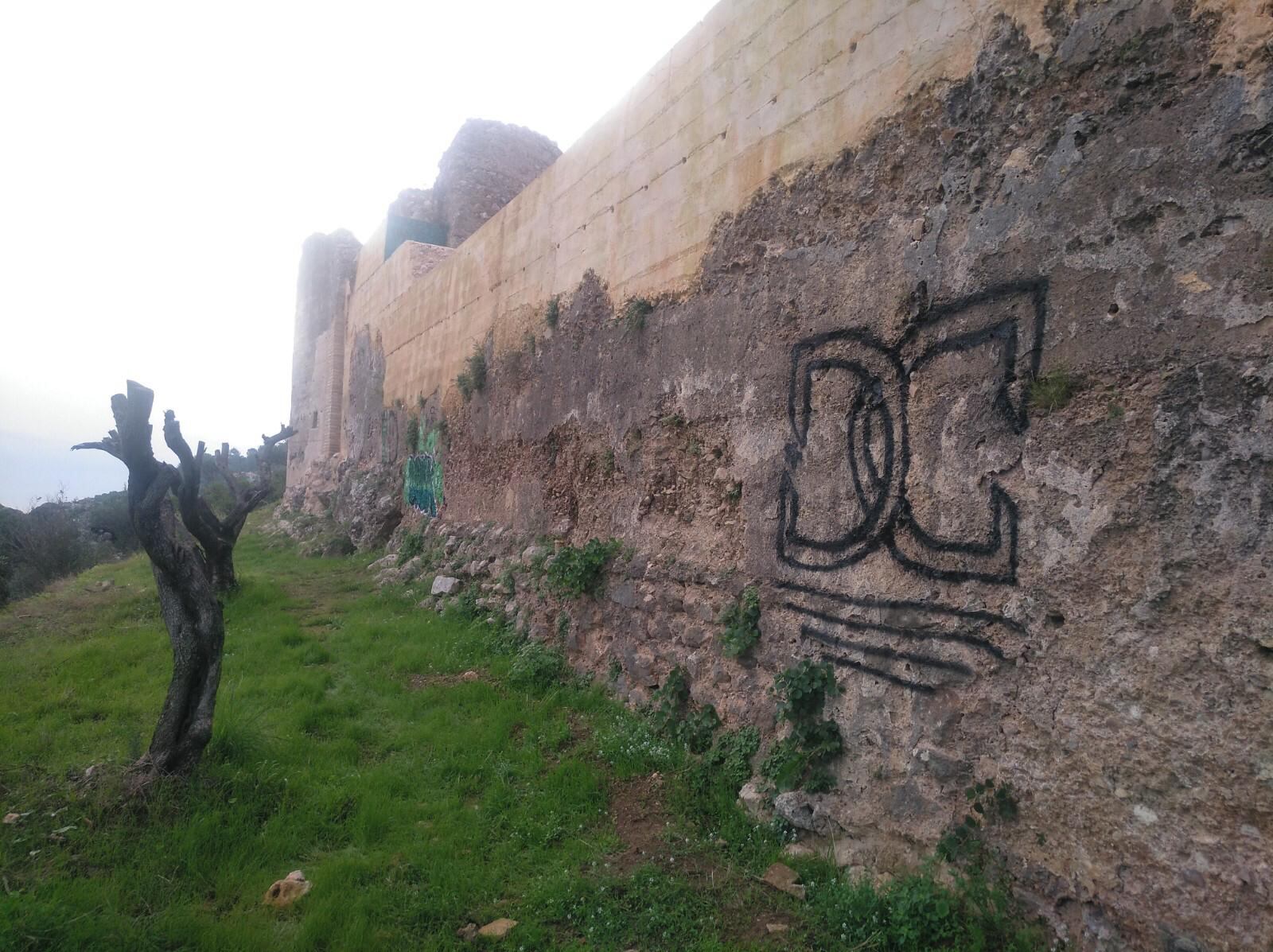 Una de las pintadas que han aparecido en el Castell del Rebollet.