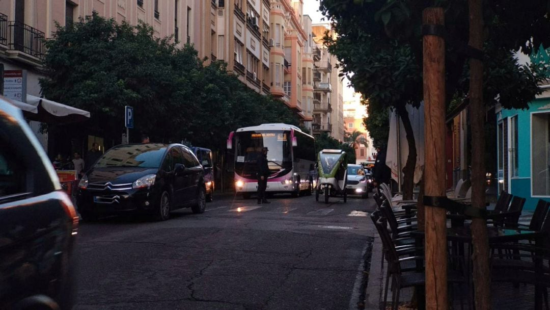 Veladores y vehículos en doble fila en la calle Claudio Marcelo