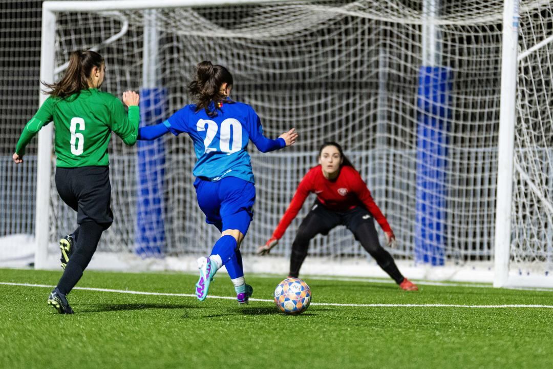 Una jugadora de l'Enfaf Construccions Modernes dispara a porteria durant el partit contra l'Òdena del passat cap de setmana al camp de futbol Francesc Vila.