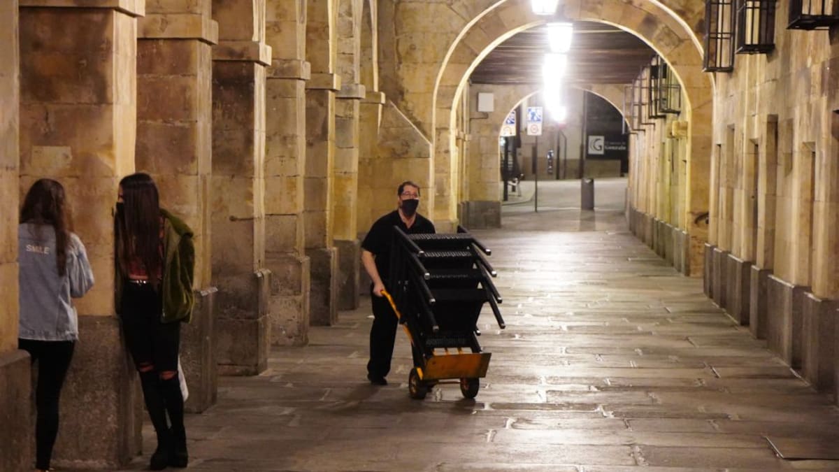 El coronavirus baja su incidencia en la zona universitaria mientras sube en el centro de la capital