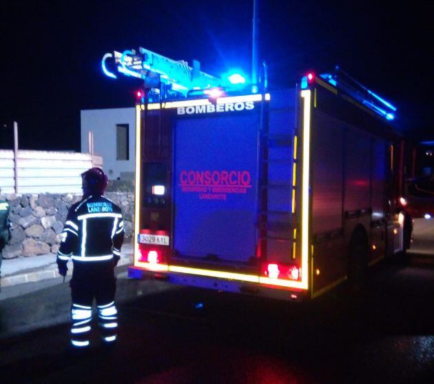 Los bomberos en la vivienda incendiada en Playa Blanca, junto a Faro Pechiguera.