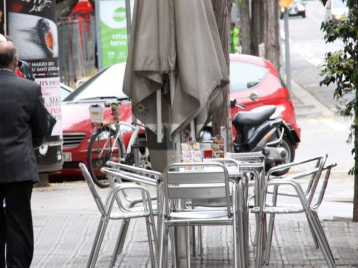 El ple reclama a Colau que modifiqui ja l'ordenança de terrasses