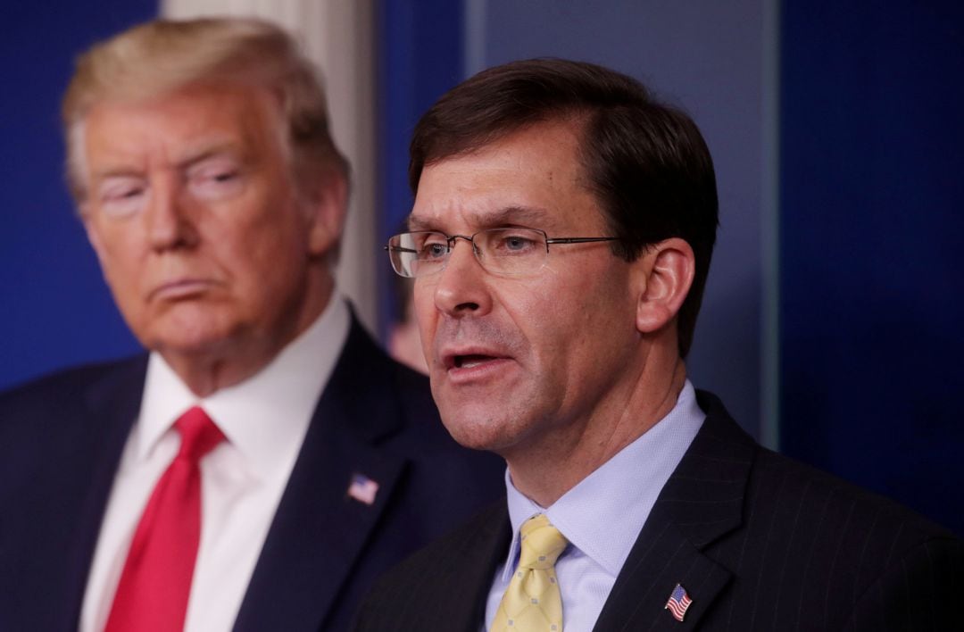 Donald Trump y el exsecretario de Defensa, Mark Esper, durante una rueda de prensa en la Casa Blanca