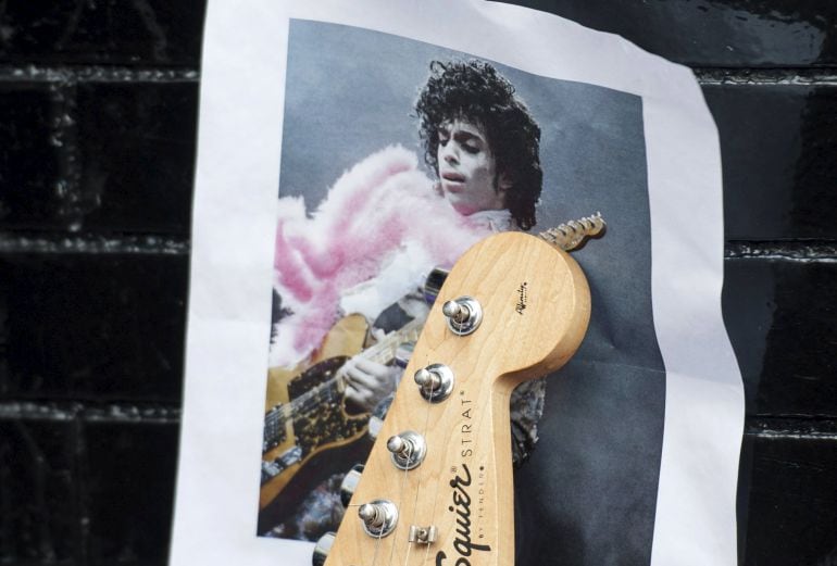 Una fotografía donde se homenajea a Prince y su música tras su muerte. 