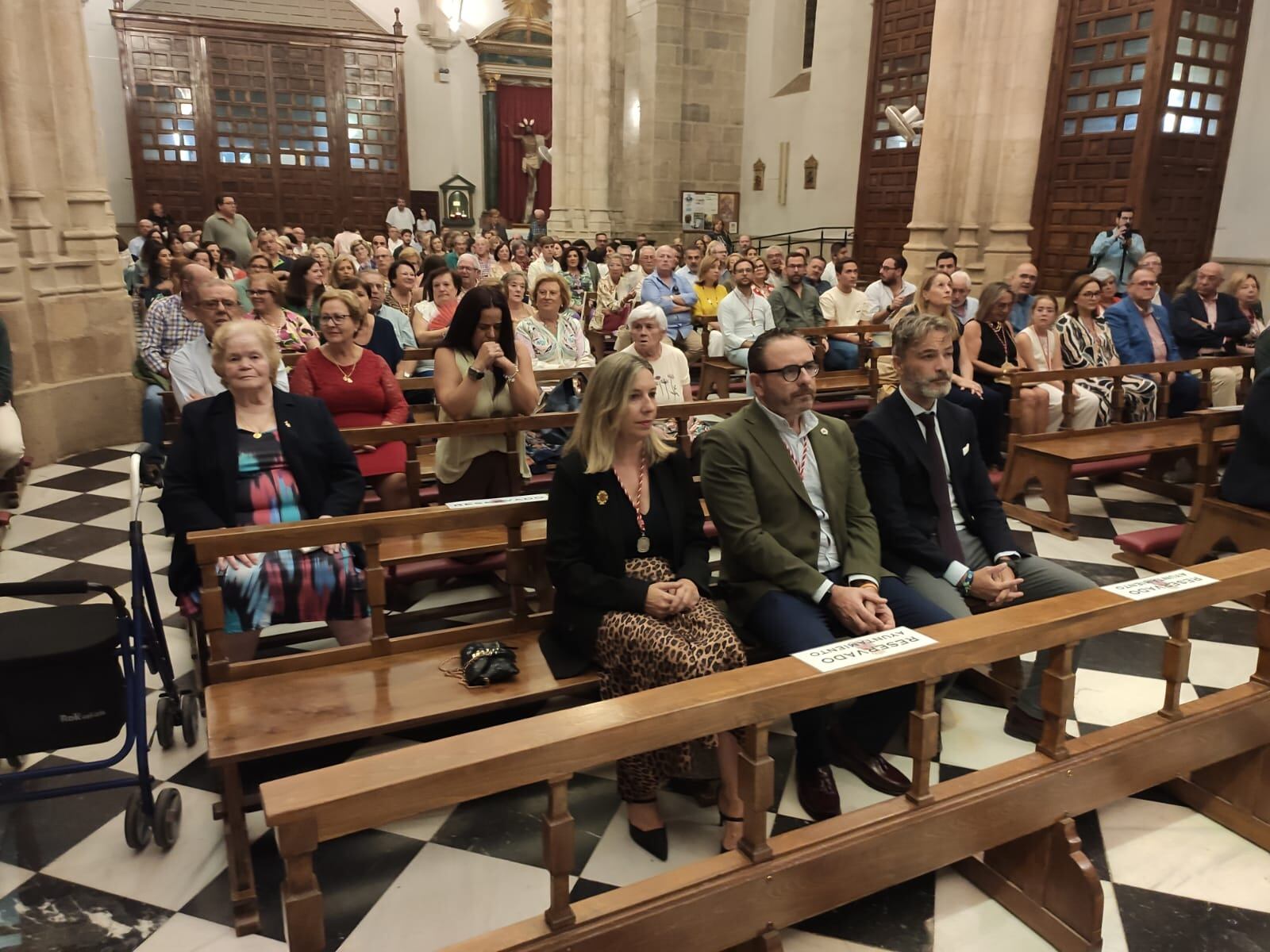 Asistentes a la misa en honor a la Virgen del Alcázar de Baeza en la Basílica de San Ildefonso de Jaén.