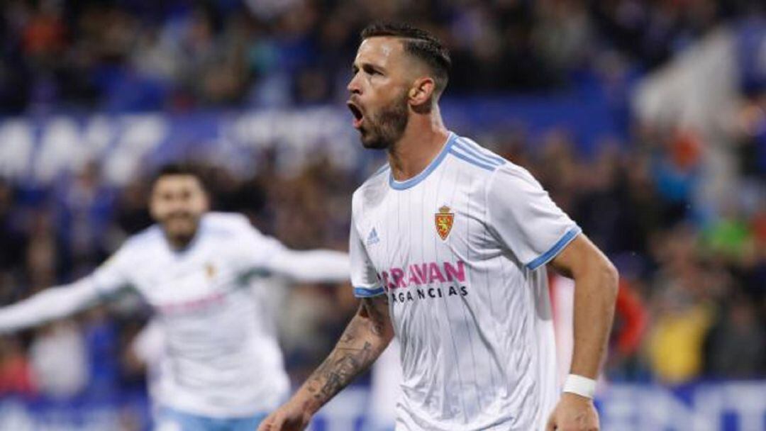 Álvaro Vázquez celebra uno de los goles que marcó al Sporting