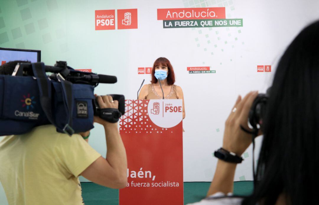 Micaela Navarro, senadora socialista por Jaén, durante un encuentro con los medios en la sede socialista de la capital jiennense