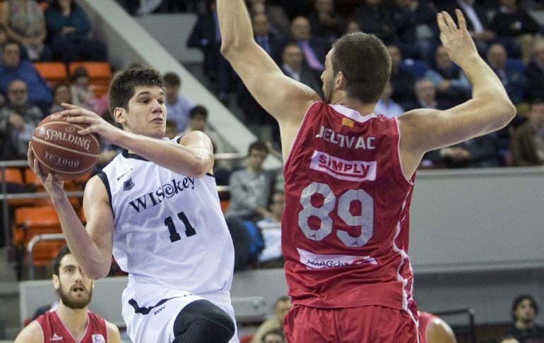 GRA150 ZARAGOZA (ESPAÑA) 22/3/2015 Dejan Todorovic, del Bilbao Basket, entra a canasta ante Stevan Jelovac, del CAI Zaragoza, durante el partido correspondiente a la Liga Endesa disputado hoy en la capital aragonesa. EFE/Toni Galán