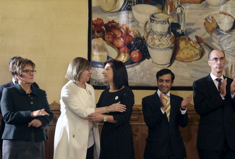 GRA045. SANTIAGO DE COMPOSTELA, 05/10/2015.- Fotografía facilitada por la Xunta de Galicia, (de izda a dcha) de la exconselleira de Sanidad, Rocío Mosquera; las conselleiras de Mar, Rosa Quintana, y Medio Rural, Ángeles Vázquez, y los conselleiros de Política Social José Manuel Rey Varela, y de Sanidad, Jesús Vázquez, tras la toma de posesión de los nuevos conselleiros del gobierno de la Xunta, que preside Alberto Núñez Feijóo, esta mañana en San Caetano. EFE/