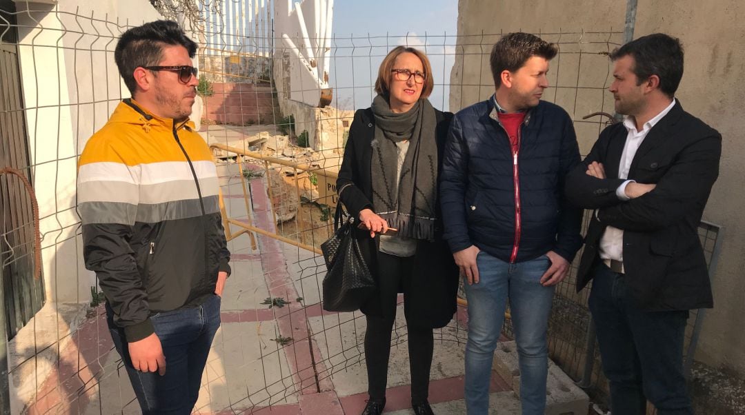 Vecinos del barrio junto a miembros del PSOE, en la zona del desprendimiento