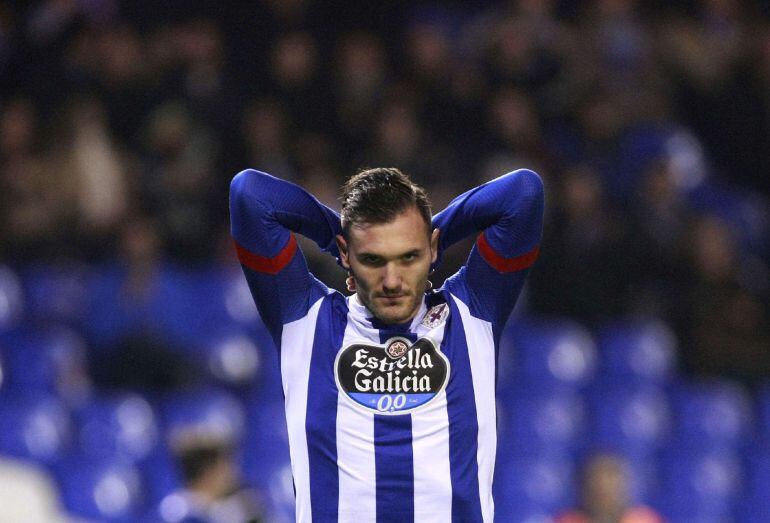 El centrocampista del Deportivo Lucas Pérez durante el encuentro de la decimoctava jornada de Liga contra el Villarreal, disputado en el estadio de Riazor. 