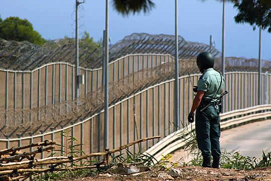 Un guardia civil vigila la valla de Melilla (Reuters)