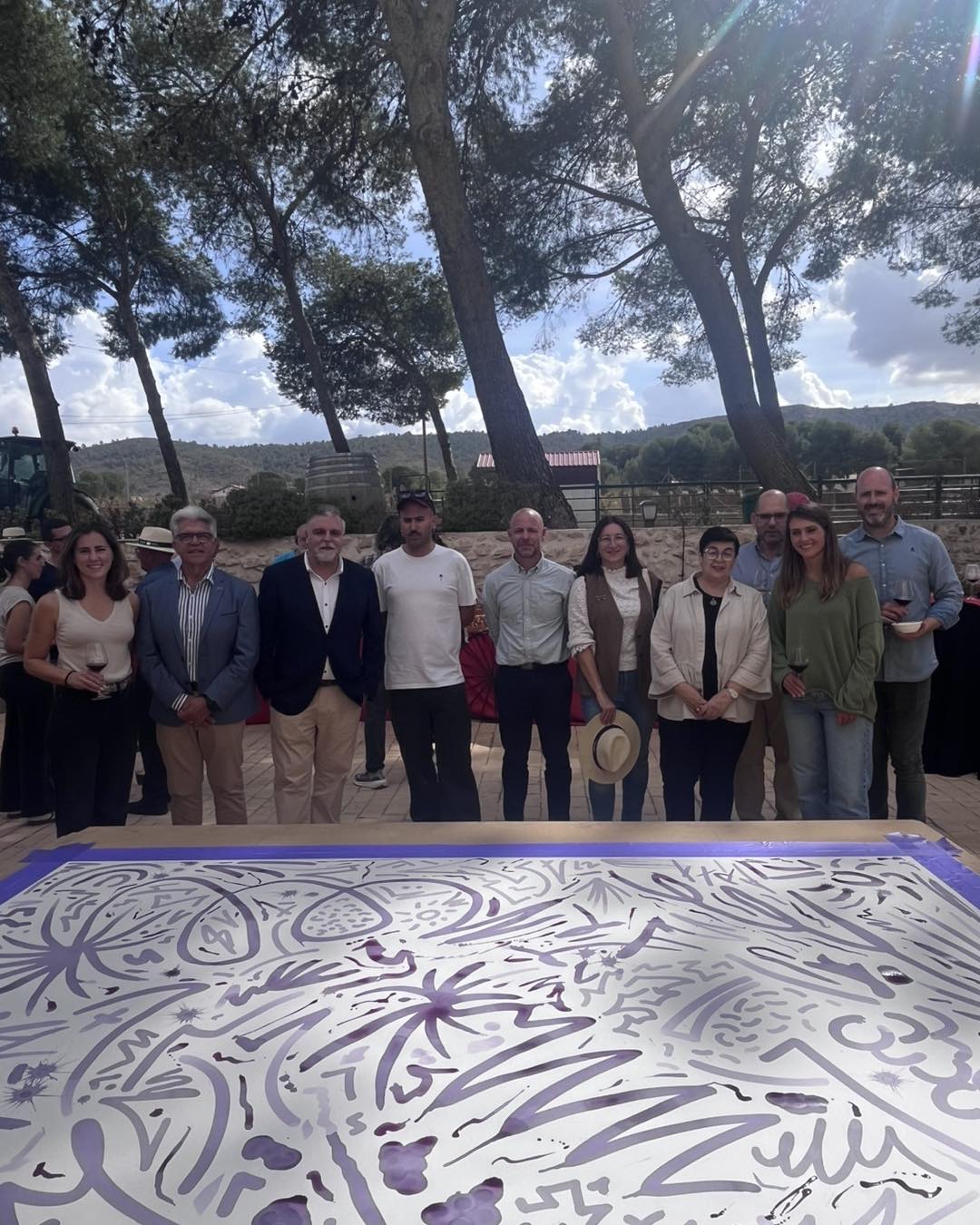 Marest, con el cuadro que hizo en el acto