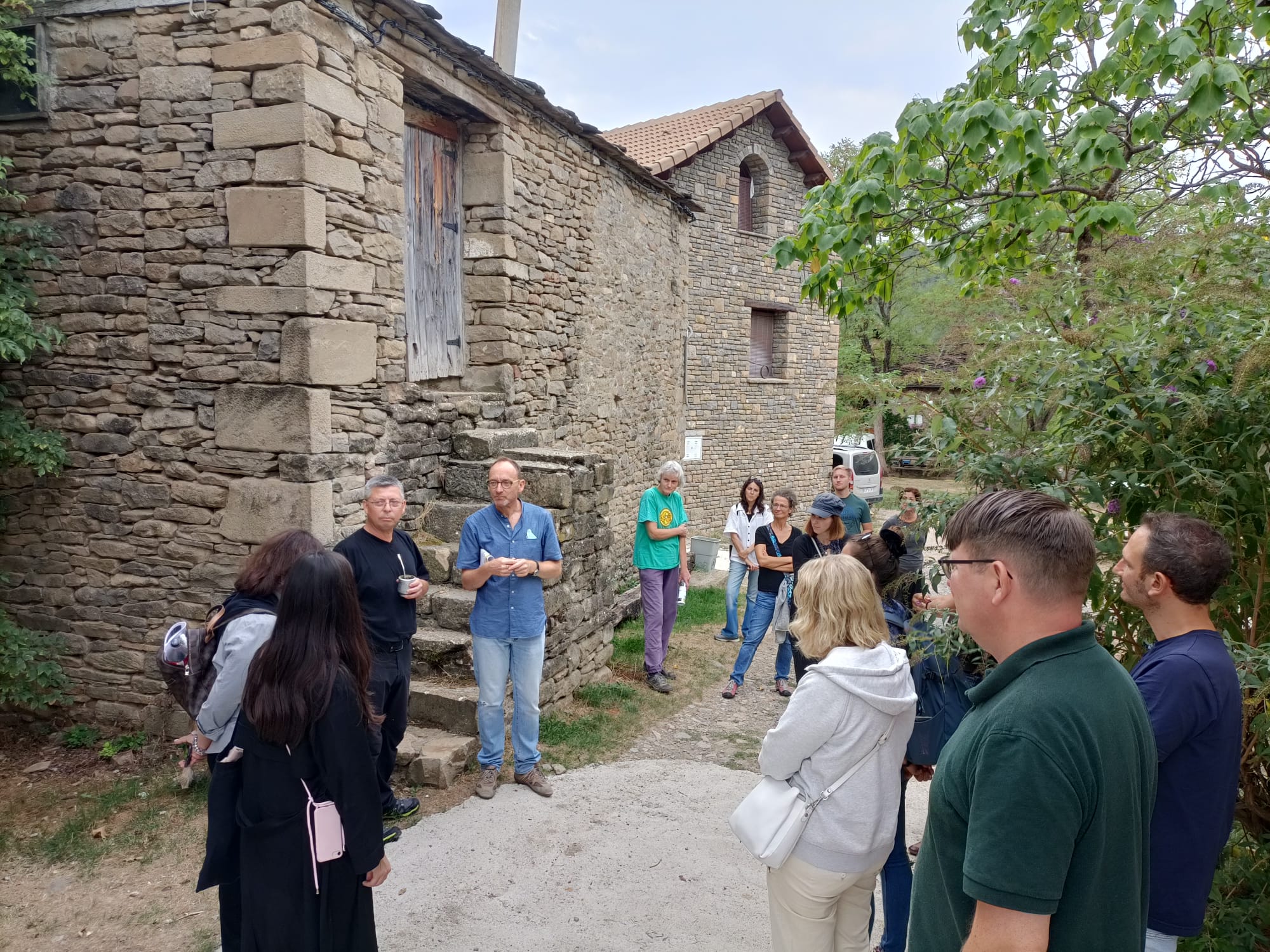 Raúl Lardiés y el grupo de investigadores internacionales en su visita a la localidad de Ibort