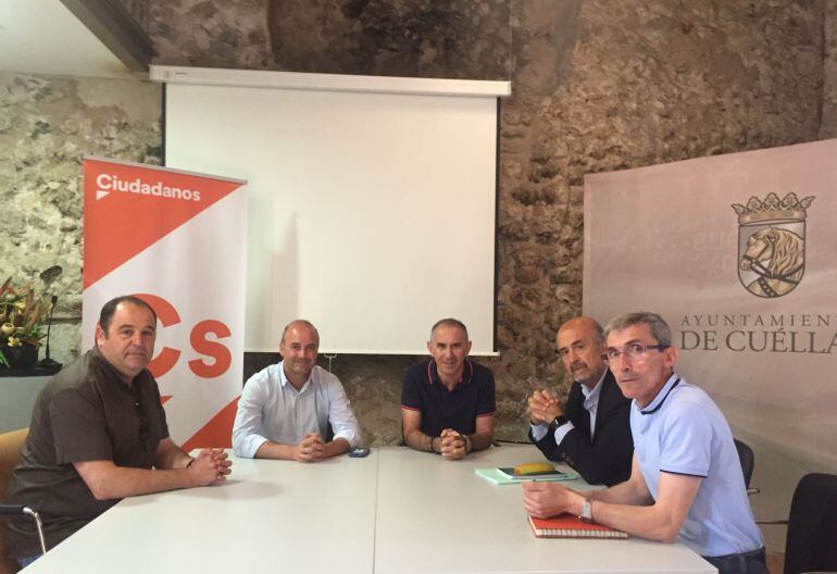 El procurador de Ciudadanos, David Castaño y el coordinador en Segovia, Alfonso Martin durante la reunión con los representates de los sindicatos agrarios en Cuéllar